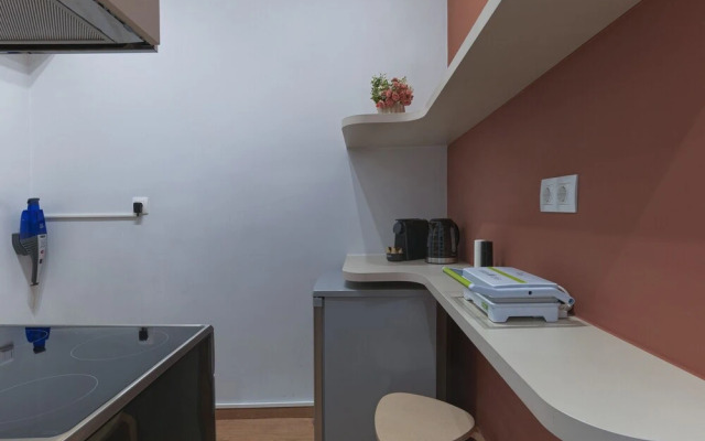 New Stylish Apartment Near St. George Sq