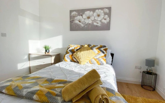 Central 4-bed House in Reading