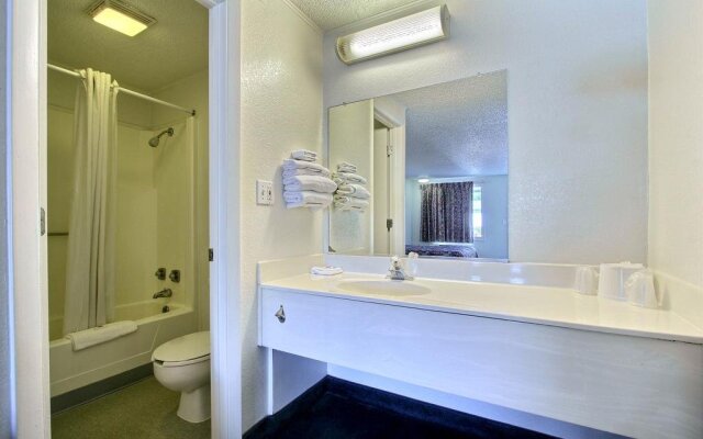 Travelodge by Wyndham Lansing