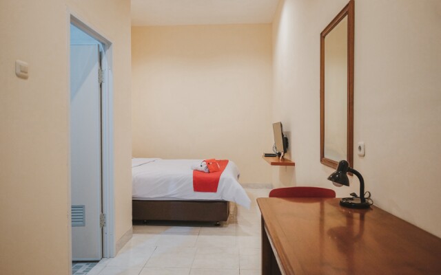 RedDoorz Plus near Plaza Blok M