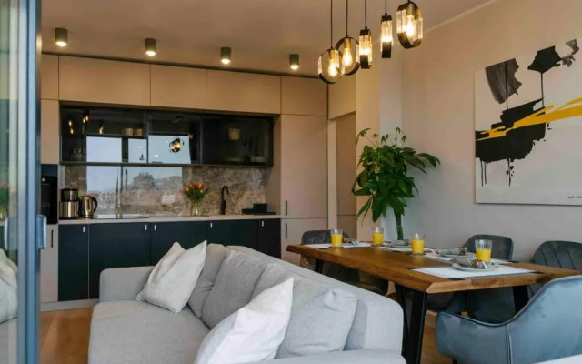 Sunny 2BR Flat-Top Location-Amazing Views