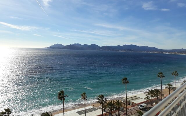 Les Princes Studio facing the sea