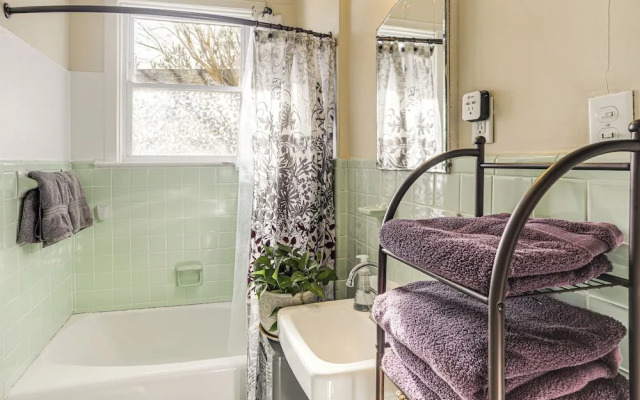 1 Mi to Ole Miss: Family-friendly Home!