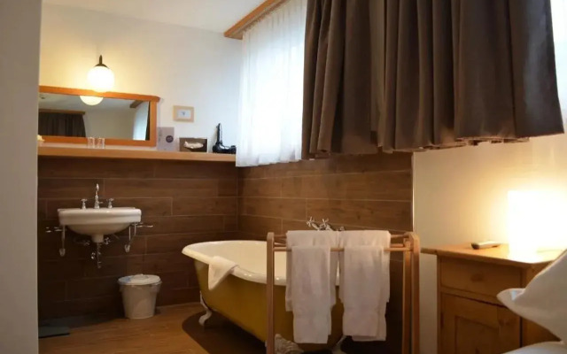 Carlton-Europe Vintage Adults Hotel