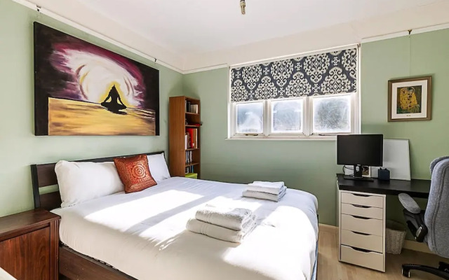 Stylish & Spacious 3-bed Home in Vibrant Bow