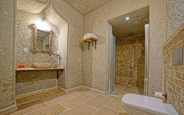 Risus Cave Suites