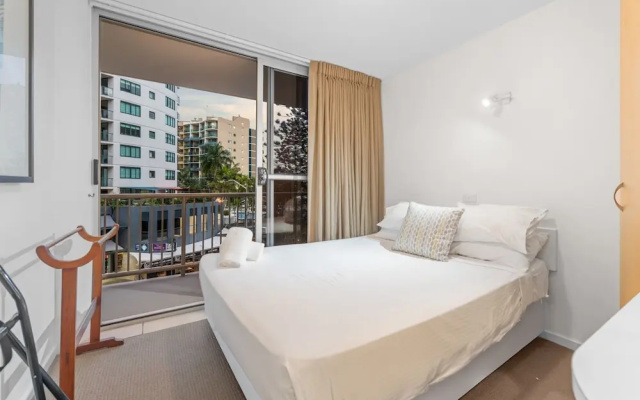 Stylish 3BR Oceanfront Stay by Mooloolaba Esp – Guest Rooms – Mooloolaba