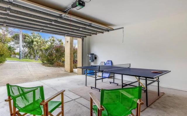 Sea Haven: coastal views, family retreat