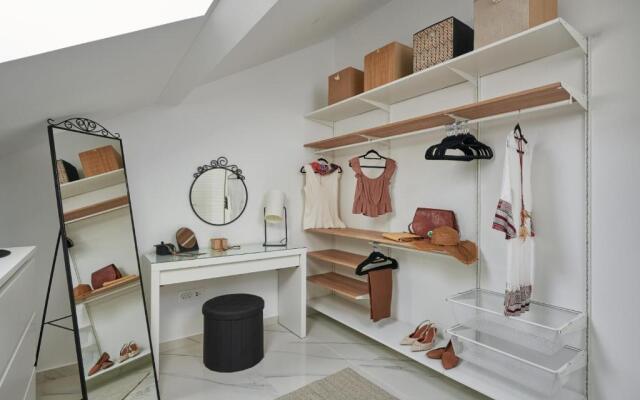 On the Third Cloud 2BDR with walk-in closet