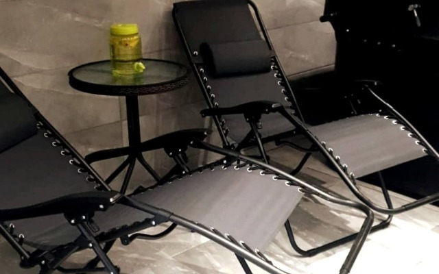 Private Hot Tub, Sauna, Ice Bath Gym Apartment