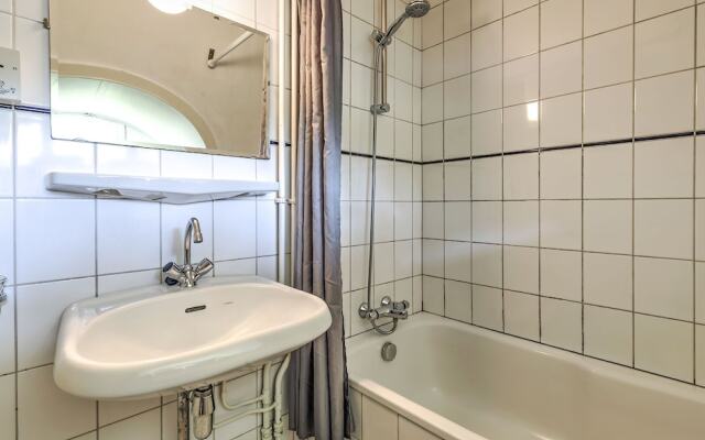 Lovely Chalet near Sea in Oostvoorne