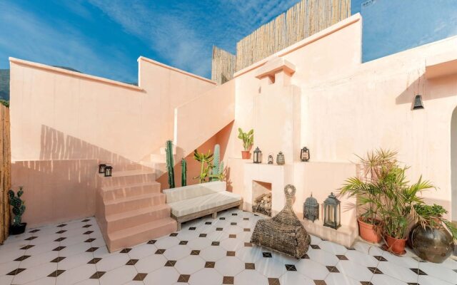 Distant Mountain Guesthouse