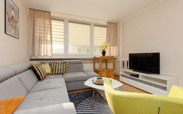Saska Kępa Apartment by Renters