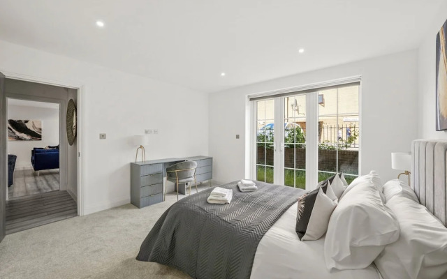 Luxurious 1 Bed Apartment - Free Wifi and Parking