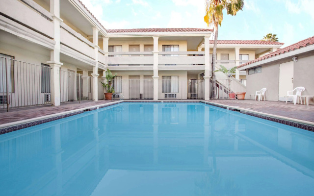 Travelodge by Wyndham Costa Mesa Newport Beach Hacienda