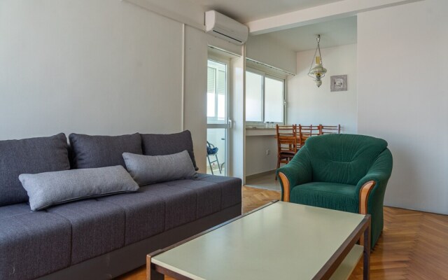 Spacious apt few min Walk to old Town and Beach