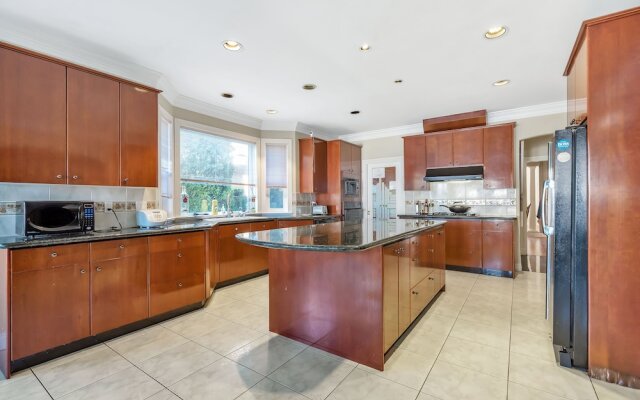 Gorgeous Mansion with Garden View by Elevate Rooms