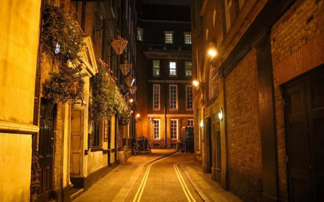 Suitely Trafalgar Square Luxury Apartment