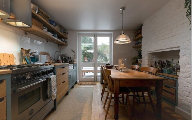 Beautiful 2 BED Garden Apartment