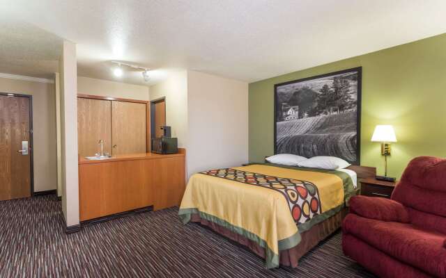 Super 8 by Wyndham Germantown/Milwaukee