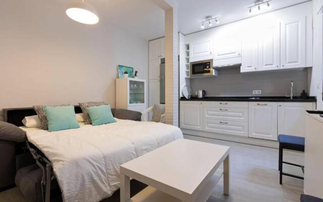 Castilla Triana Courtyard by Valcambre