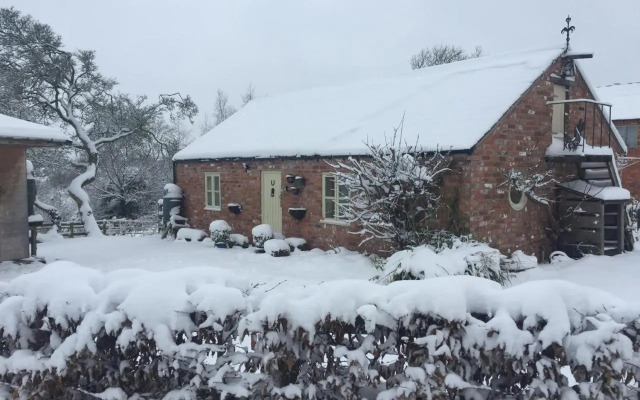 Little Pentre Barn with seasonal Swimming Pool