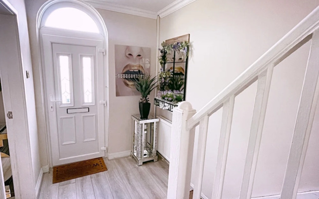 Entire 3-bedroom Home in Oldham - Guest House