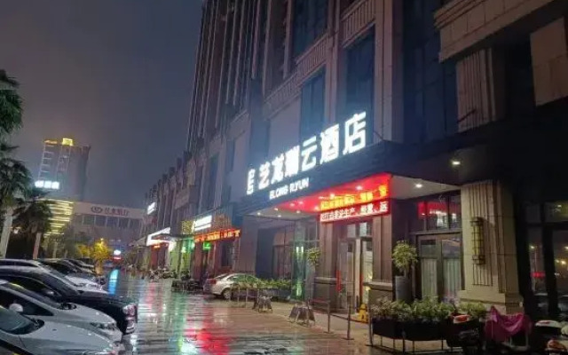 Yilong Ruiyun Hotel (Yushu Fortune Times Square)