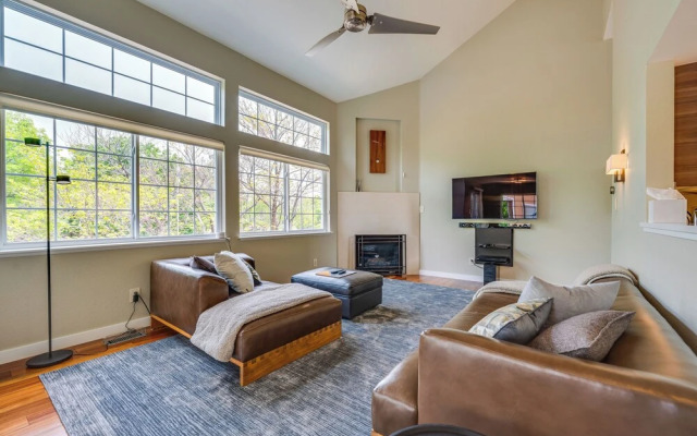 13 Mi to Dtwn Denver: Arvada Townhome w/ Deck