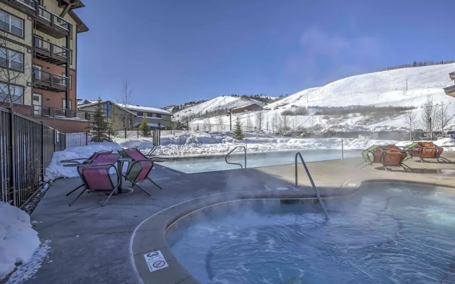 Ski-in/ski-out Granby Townhouse w/ Private Hot Tub