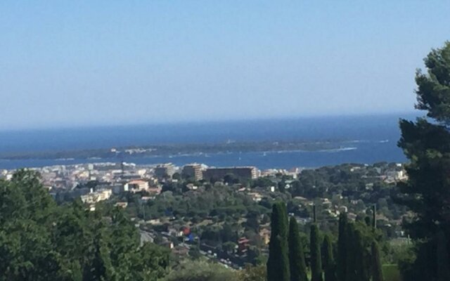 Côte d'Azur View of Cannes Bay
