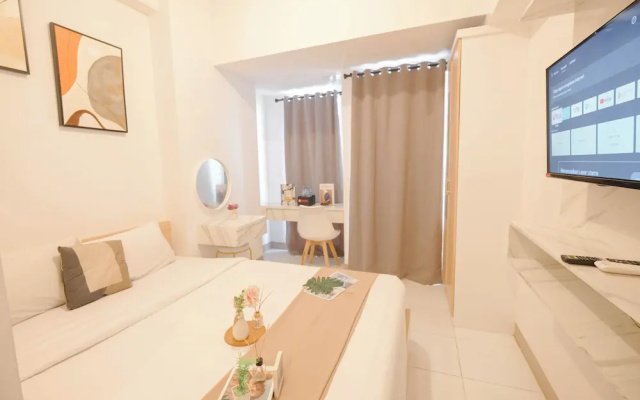 Modern Soft Minimalist Studio At Tokyo Riverside Pik 2 Apartment – Guest Rooms – Jakarta