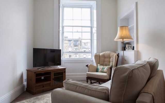 1 Bedroom Apartment In Edinburgh's New Town