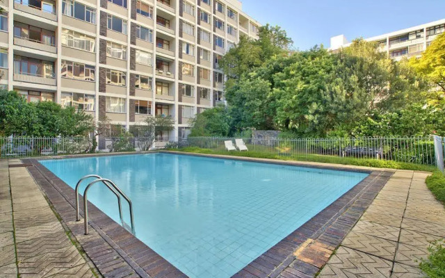 437 St Martini Gardens