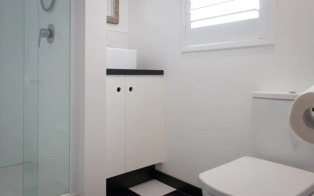 Stylish 2 Bed Art Deco Apartment