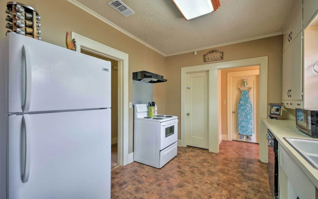 Inviting Lubbock Home > 1 Mi to Downtown