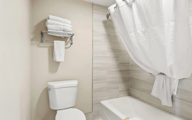 Days Inn by Wyndham Fontana / Rialto