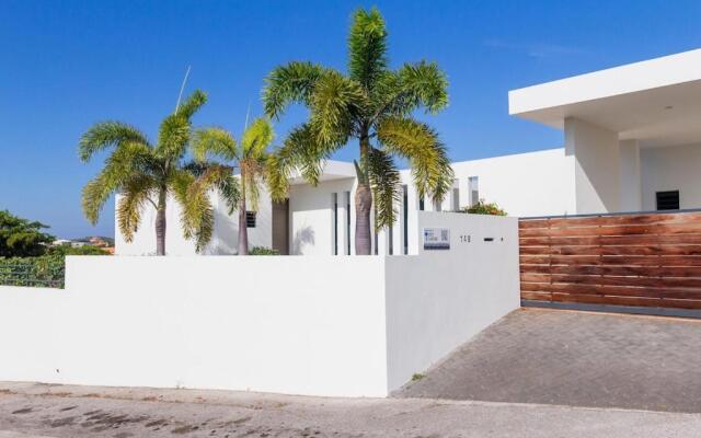 Villa White Sand - Charming villa with breathtaking view over the Spanish Water and indoor Game Room