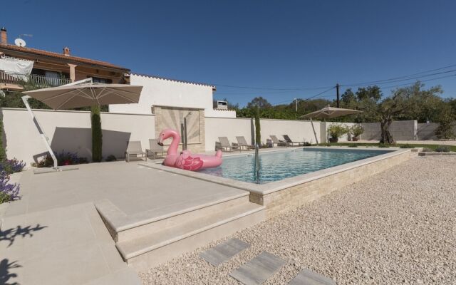 Five Bedroom Holiday House & Pool near Kanegra Beach