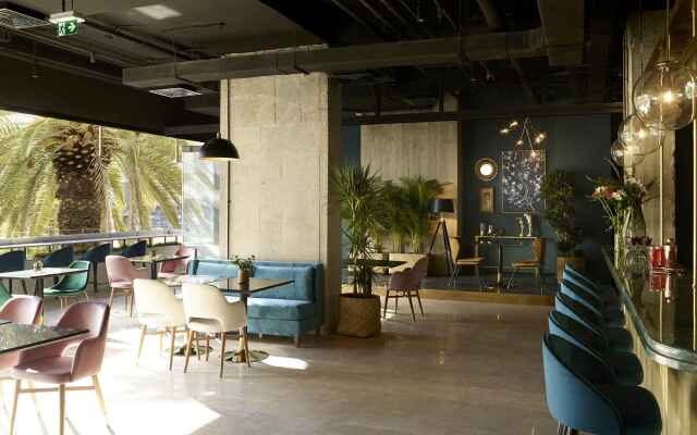 Skylark, Aluma Hotel & Resort