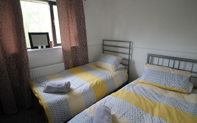 Glan y Ffordd 2 Bed House Near Cardiff by Cardiff Holiday Homes