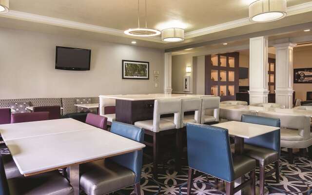 La Quinta Inn & Suites by Wyndham Bowling Green