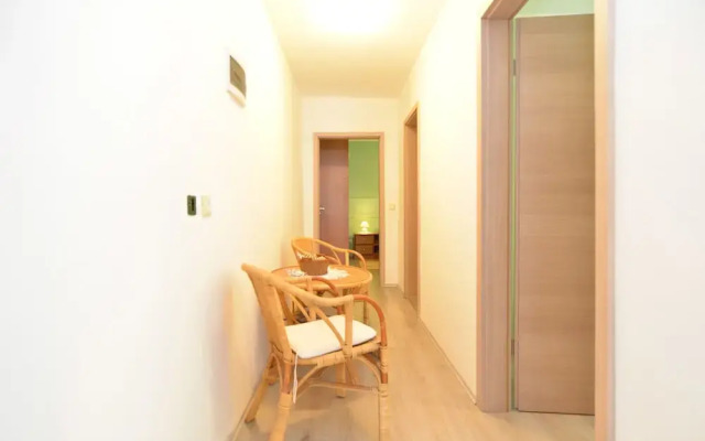 Apartment 877