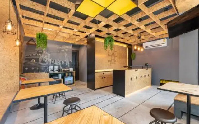 LOBSUEK Hostel หลบศึก โฮสเทล