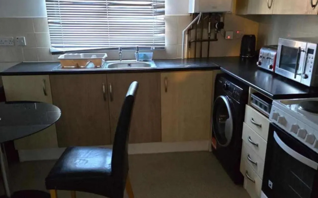 Milton Keynes - Sleeps 6 - Free Parking