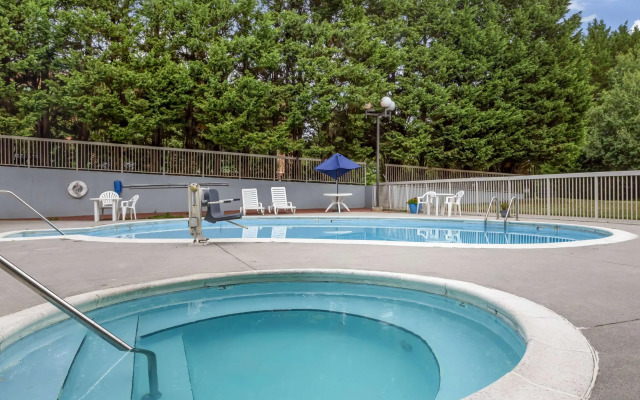 Comfort Suites Inn at Ridgewood Farm