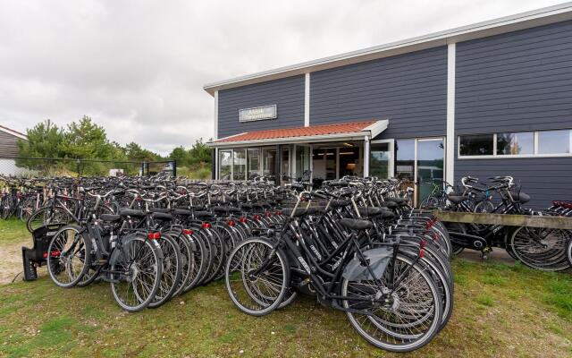 Thatched Holiday Home With two Bathrooms Near the Sea