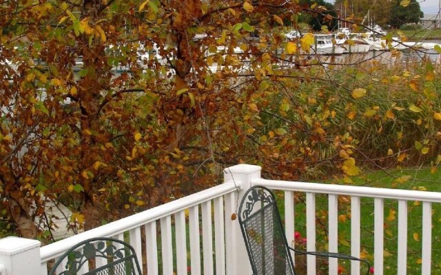 Lazyjack Inn on Dogwood Harbor