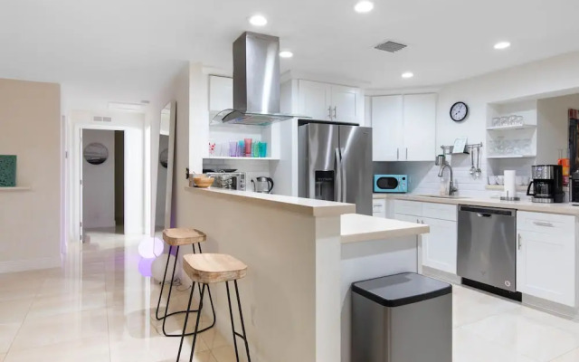 Stunning & Private 5 BDR Canal-front Home w/ Pool!