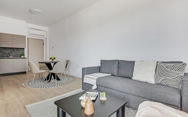 Sanders Crystal 2 - Humble 1-bdr Apt With Shared Rooftop